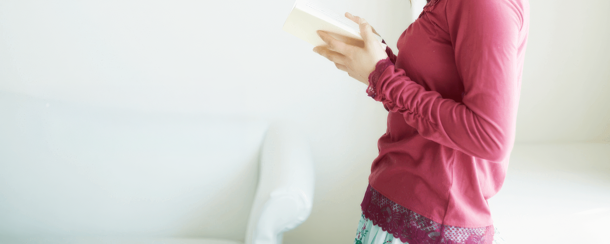 本を読む女性のイメージ
